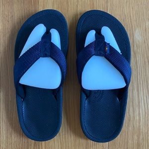 Rainbow Mariner black navy flip flop sandals 9 NWT